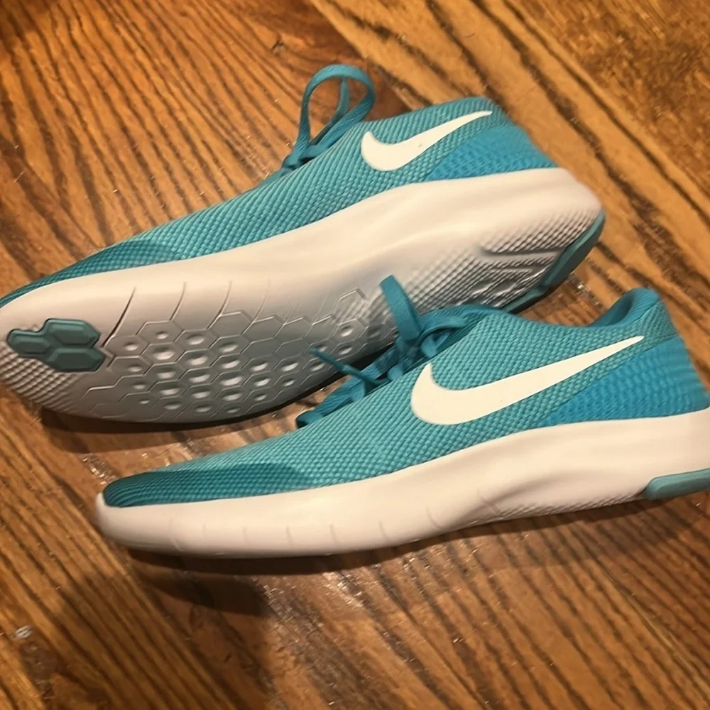 NIKE FLEX EXPERIENCE RUN 7 NEW Size